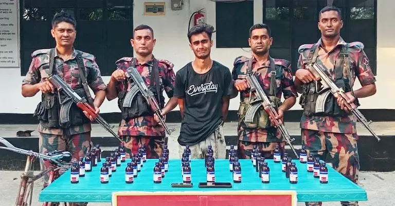 বিজিবি হেফাজতে আটক ব্যক্তি ও উদ্ধারকৃত মাদকদ্রব্য